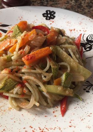 Una foto de Fideos de arroz con vegetales 🥦🥕🍆🌶🥒