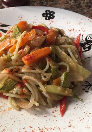 Una foto de Fideos de arroz con vegetales 🥦🥕🍆🌶🥒