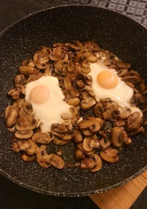 Una foto de Champiñones al ajillo con huevo