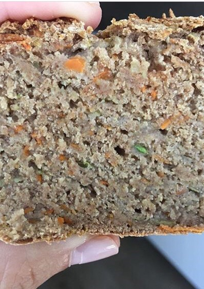 Una foto de Pan de calabacín y zanahoria con un toque de cúrcuma