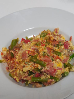 Una foto de Revuelto de verduras con jamón y huevo