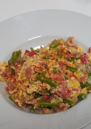 Una foto de Revuelto de verduras con jamón y huevo