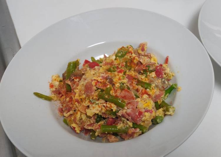 Revuelto de verduras con jamón y huevo
