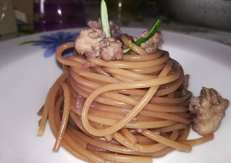 Spaghettoni ubriachi alla salsiccia