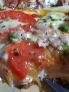 Una foto de Pizza fácil y rápida de atún y cebollas caramelizadas