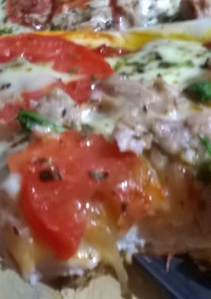 Una foto de Pizza fácil y rápida de atún y cebollas caramelizadas