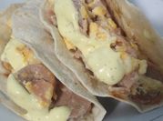 Una foto de cena rápida con tortilla de harina