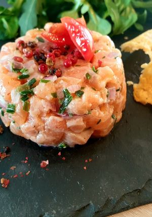 Une photo de ※ Tartare de saumon et tuiles de parmesan ※