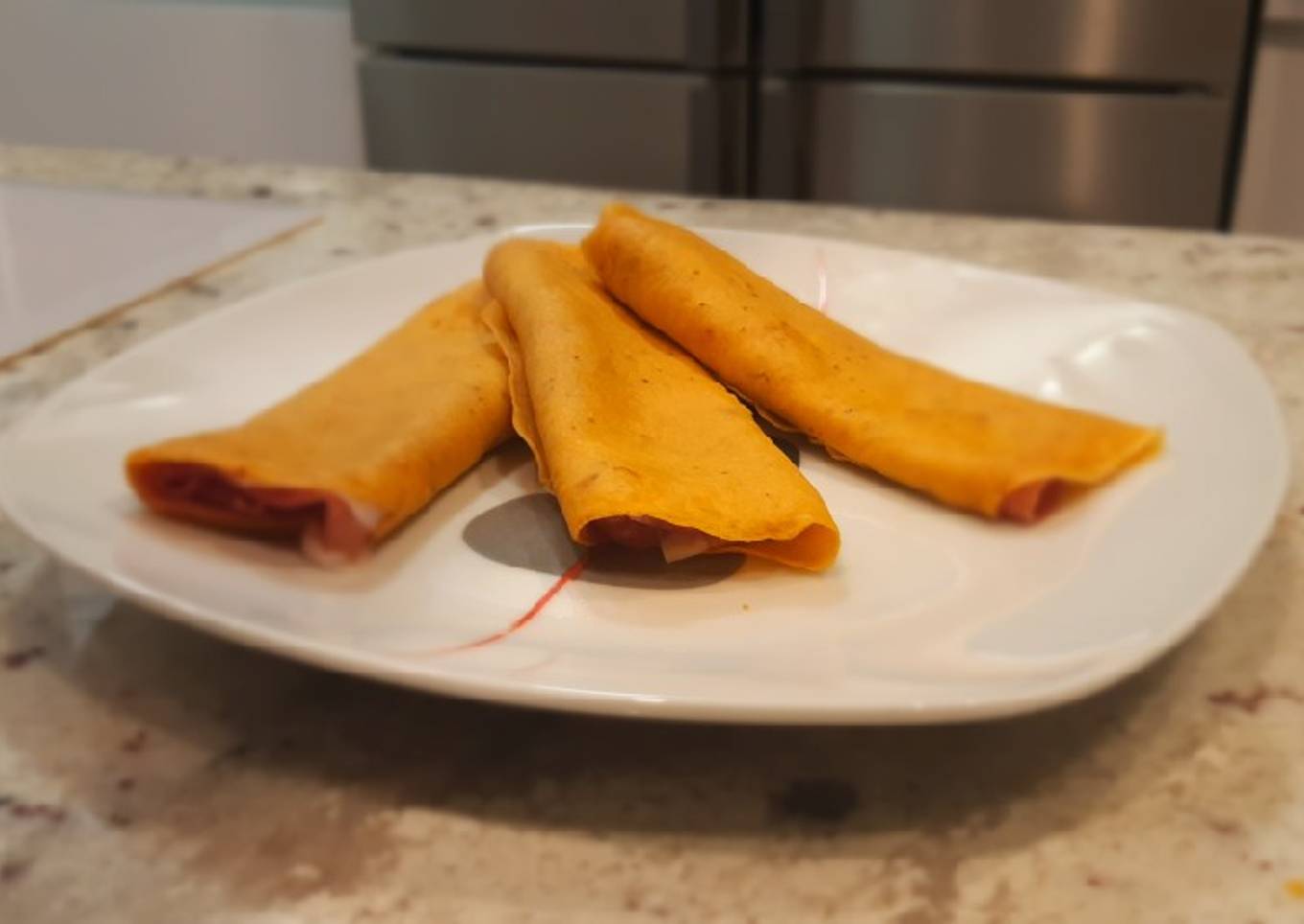 Crepes de gazpacho rellenas de jamón Serrano