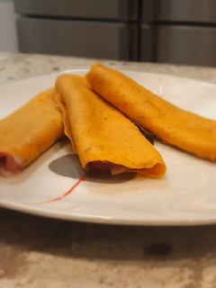 Una foto de Crepes de gazpacho rellenas de jamón Serrano