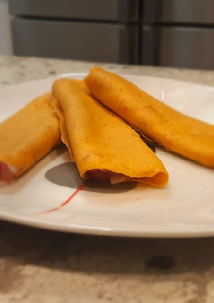 Una foto de Crepes de gazpacho rellenas de jamón Serrano