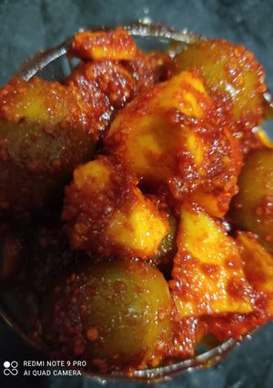 બાફેલા ગુંદા કેરીનું ખાટું અથાણું (Bafela Gunda Keri Khatu Athanu Recipe In Gujarati) રેસીપી મુખ્ય ફોટો