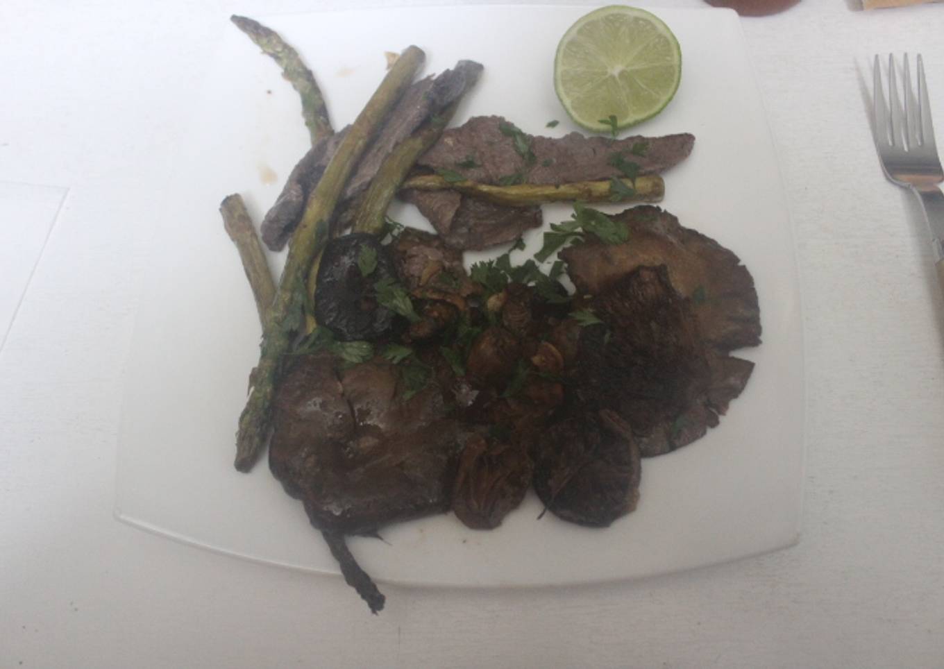 Ternera con espárragos y robellones