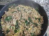 Pasta con carne y espinacas