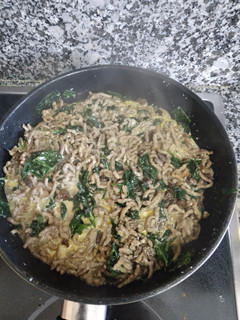 Una foto de Pasta con carne y espinacas