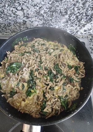 Una foto de Pasta con carne y espinacas