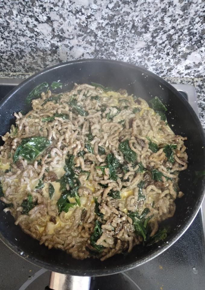 Una foto de Pasta con carne y espinacas