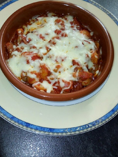 Una foto de "Pisto" con langostinos, champiñones y mozzarella