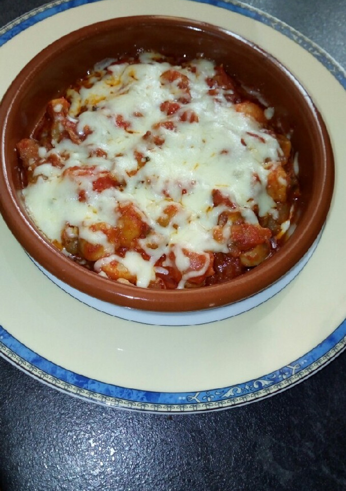 Una foto de "Pisto" con langostinos, champiñones y mozzarella
