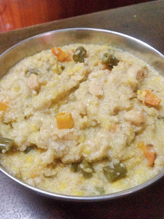 கோதுமை ரவை வெஜிடபிள் பொங்கல் (Kothumai ravai vegetable pongal recipe in tamil) செய்முறை முக்கிய புகைப்படம்