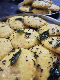 इडली शेप ढोकला (Idli shape dhokla recipe in Hindi) रेसिपी मुख्य फोटो