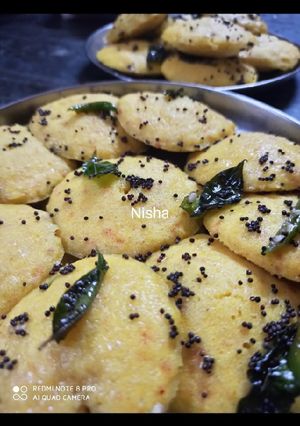 इडली शेप ढोकला (Idli shape dhokla recipe in Hindi) रेसिपी मुख्य फोटो