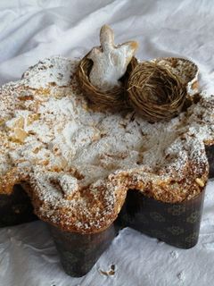 Foto di Colomba alle mandorle con frolla all'arancia
