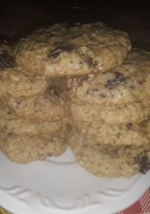 Una foto de Galletas de avena y pasas 😋