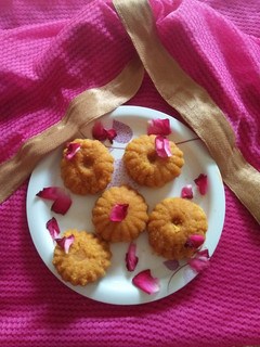 મોતિયા લાડવા (motiya ladva Recipe in Gujarati) રેસીપી મુખ્ય ફોટો