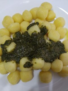 Una foto de Ñoquis (Gnocchi) al pesto