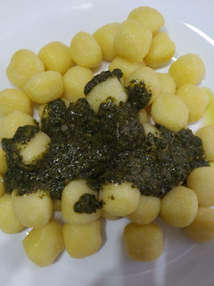 Una foto de Ñoquis (Gnocchi) al pesto