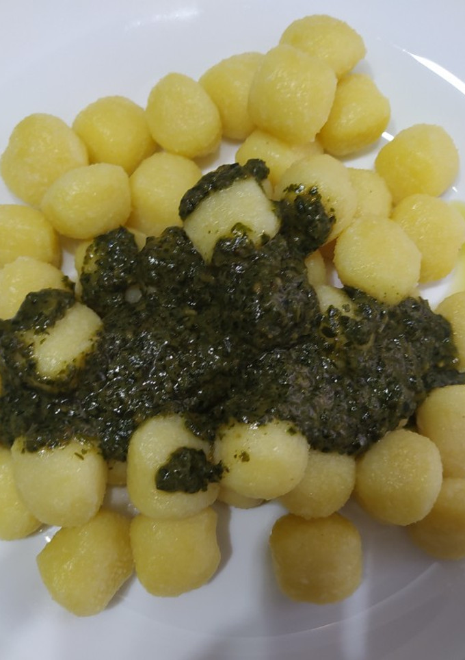 Una foto de Ñoquis (Gnocchi) al pesto
