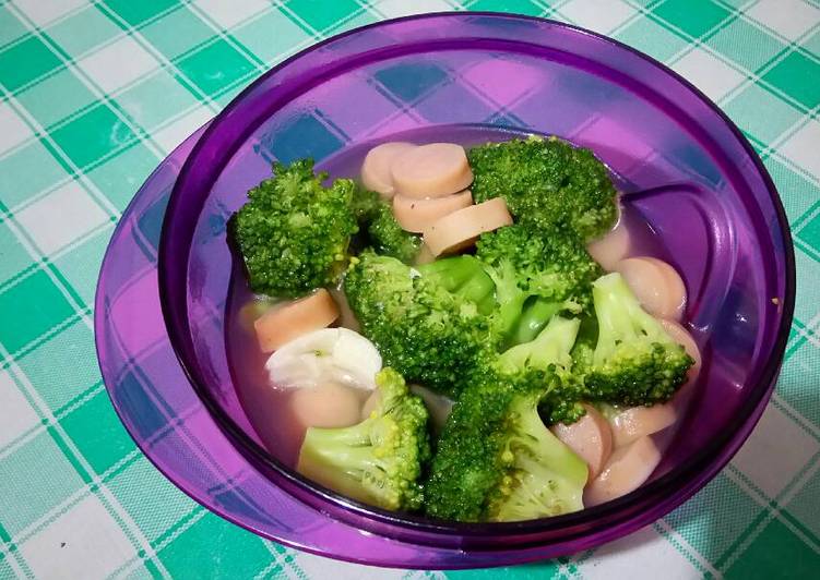 Langkah Menyiapkan Cah Brokoli Simple (Menu Balita) Anti Gagal