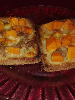 Una foto de Tostadas de calabaza y atún