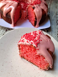 Una foto de Bizcochuelo Volcán Rosa con Cobertura Danonino /Bolo de Morango Vulcão com creme de Danoninho