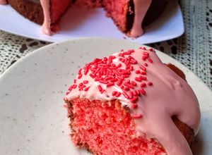 Una foto de Bizcochuelo Volcán Rosa con Cobertura Danonino /Bolo de Morango Vulcão com creme de Danoninho