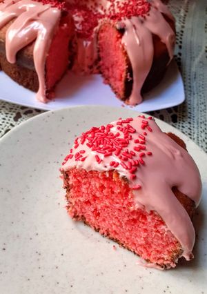 Una foto de Bizcochuelo Volcán Rosa con Cobertura Danonino /Bolo de Morango Vulcão com creme de Danoninho