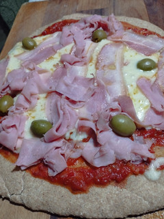 Una foto de Pizza de harina integral esponjosa y saludable!
