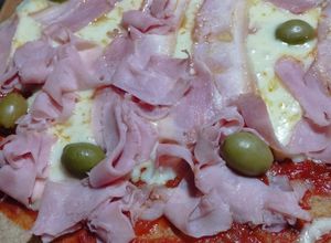 Una foto de Pizza de harina integral esponjosa y saludable!
