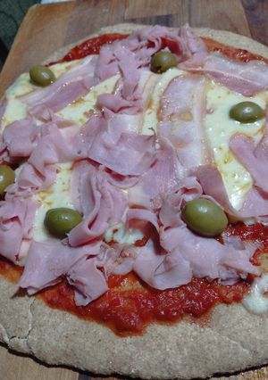 Una foto de Pizza de harina integral esponjosa y saludable!