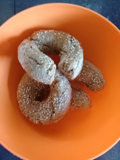 Una foto de Bagels integrales con ajonjolí🏃