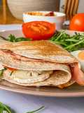 Quesadilla con hummus de tomates secos