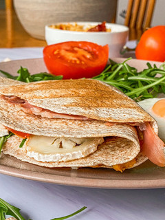 Una foto de Quesadilla con hummus de tomates secos