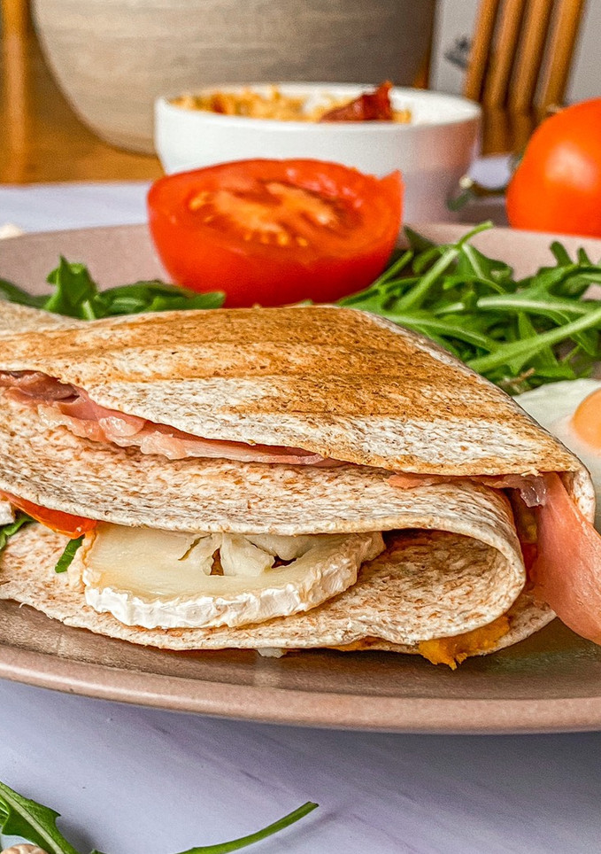Una foto de Quesadilla con hummus de tomates secos