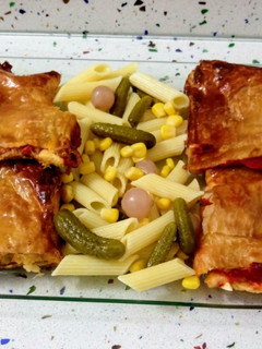 Una foto de Empanada vegetal y de atún con ensalada de pasta sin gluten