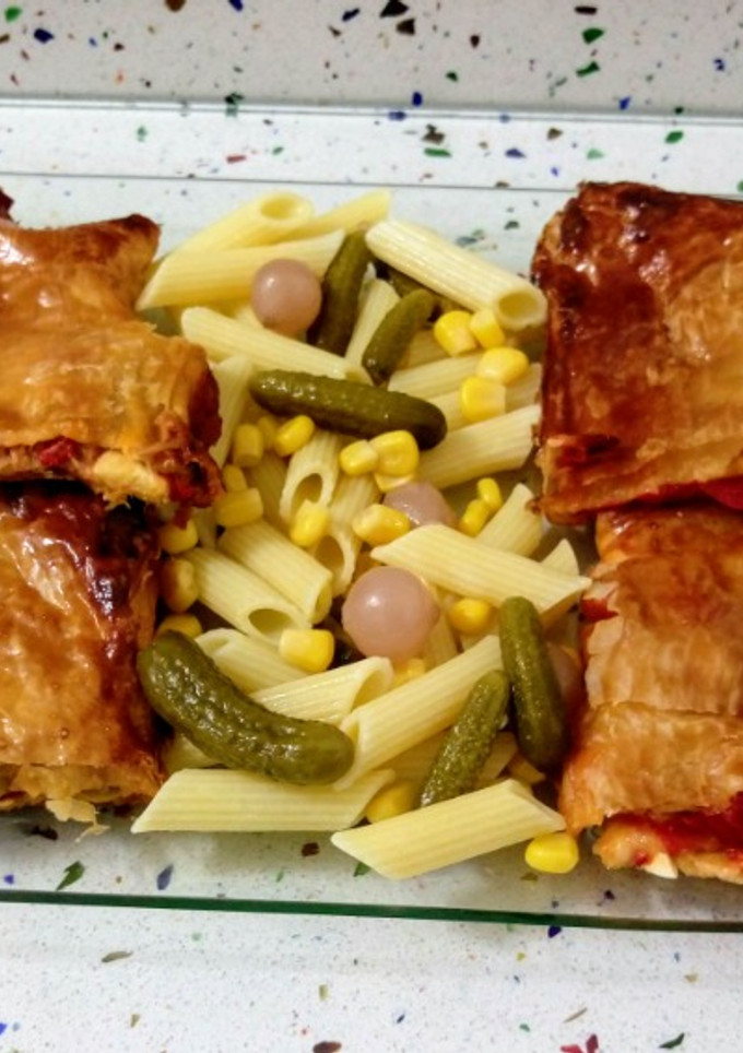 Una foto de Empanada vegetal y de atún con ensalada de pasta sin gluten