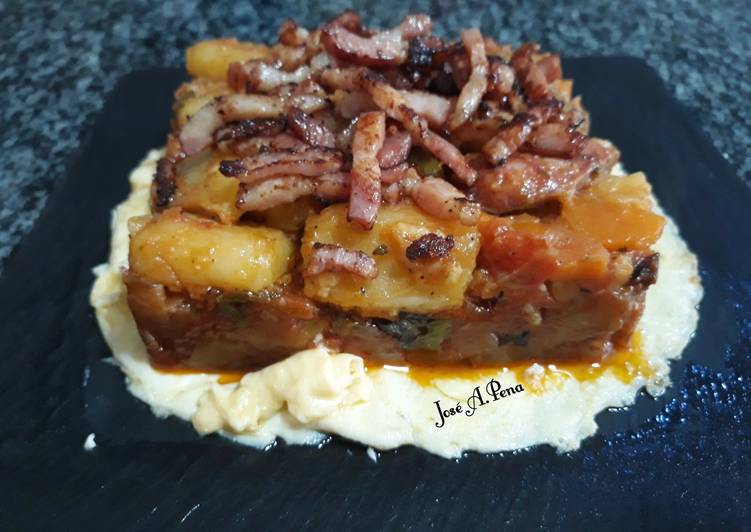 Pisto y patatas panaderas con panceta, sobre omelette