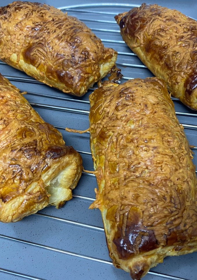 Una foto de Napolitanas de jamón y queso rápido y sencillo con hojaldre
