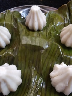 வாழை இலை இனிப்பு கொழுக்கட்டை(Banana leaf sweet)(Vaazhai ilai inippu kolukattai recipe in Tamil) செய்முறை முக்கிய புகைப்படம்
