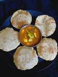 लूची और आलूर दम (luchi aur alor dum recipe in hindi)